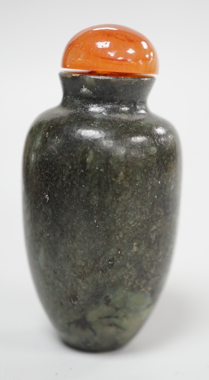 A Chinese green and black jade snuff bottle, 19th century, 5.3 cm